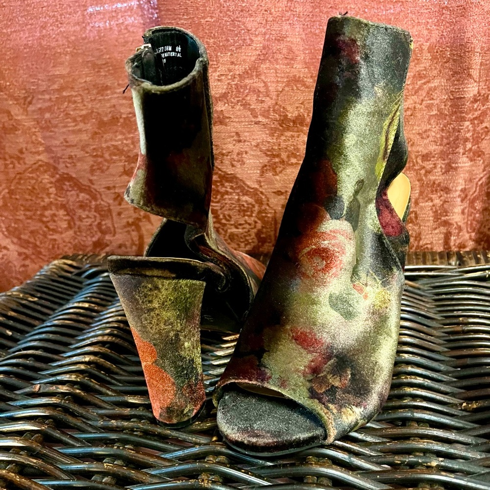 Bamboo: Velvet Victorian style platform shoes size 38M.